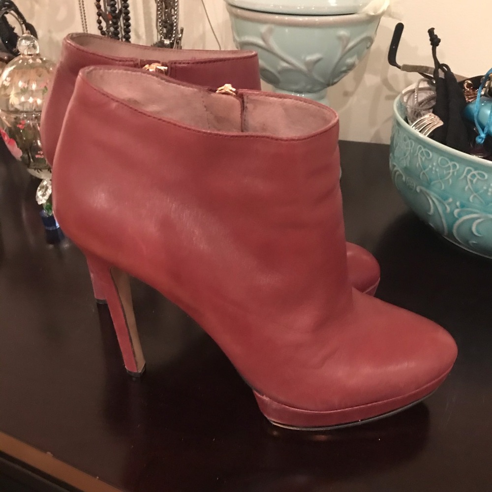 Vince Camuto Burgundy Platform Booties Size 9